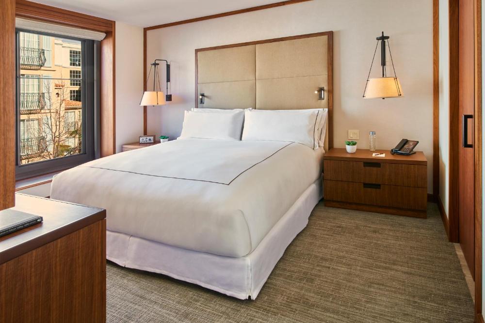 Deluxe King Room interior